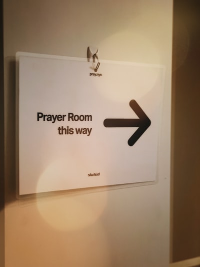 祈祷室这边的标牌